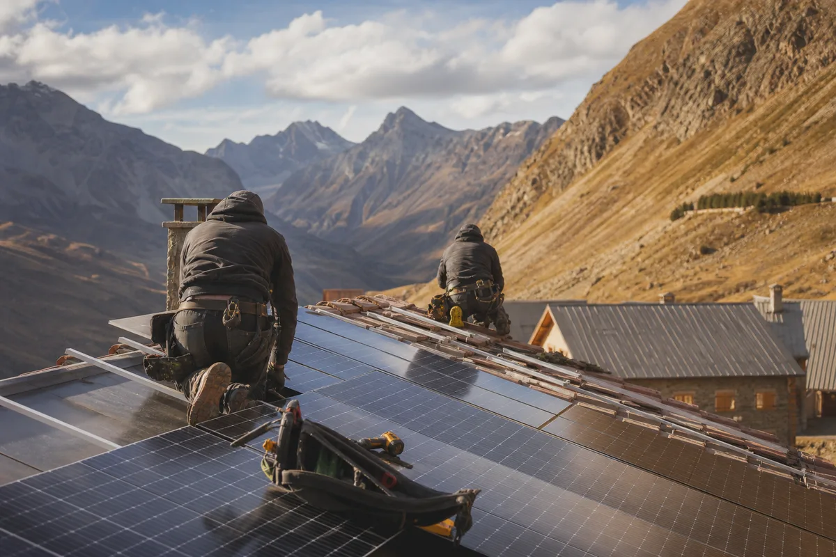 Durée de vie d'une installation solaire dans la haute Guisane, au pied du col du Lautaret : le retour des chantiers